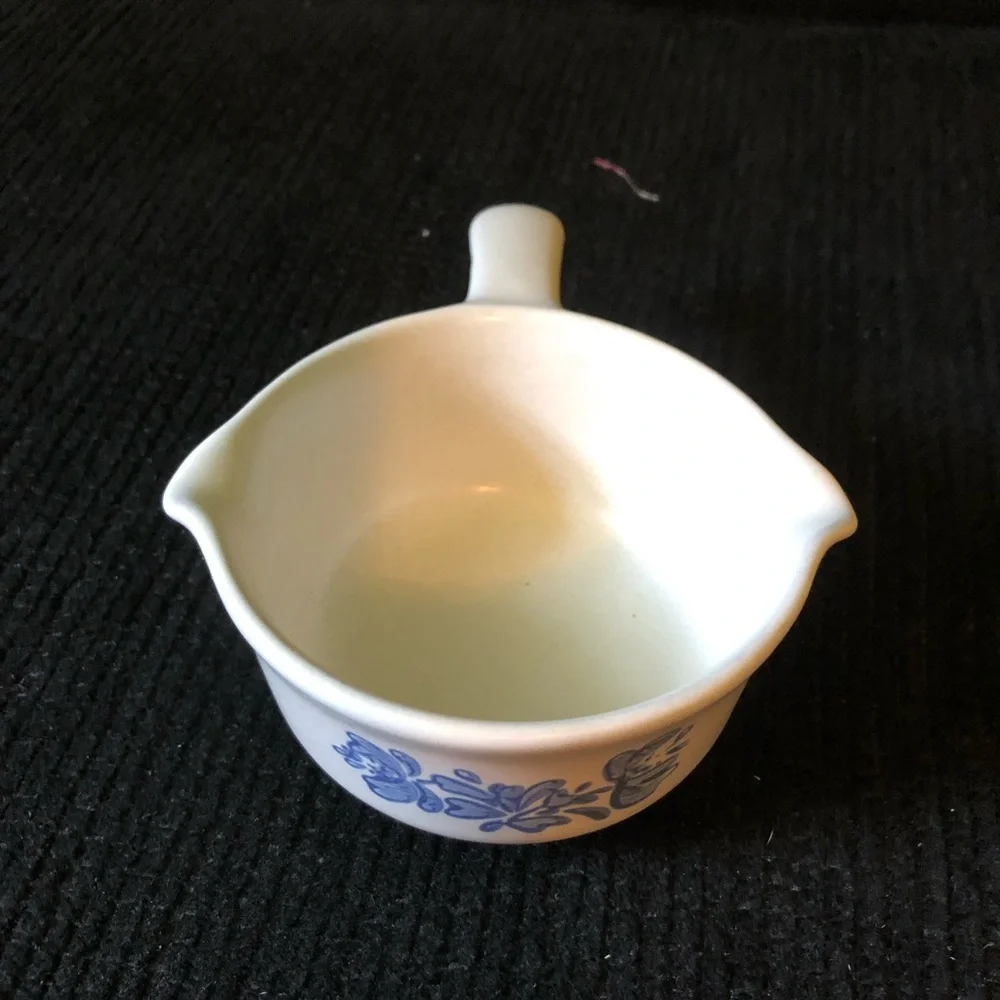 11026 Pfaltzgraff VINTAGE Stoneware Yorktowne Sauce Spout small bowl USA Blue